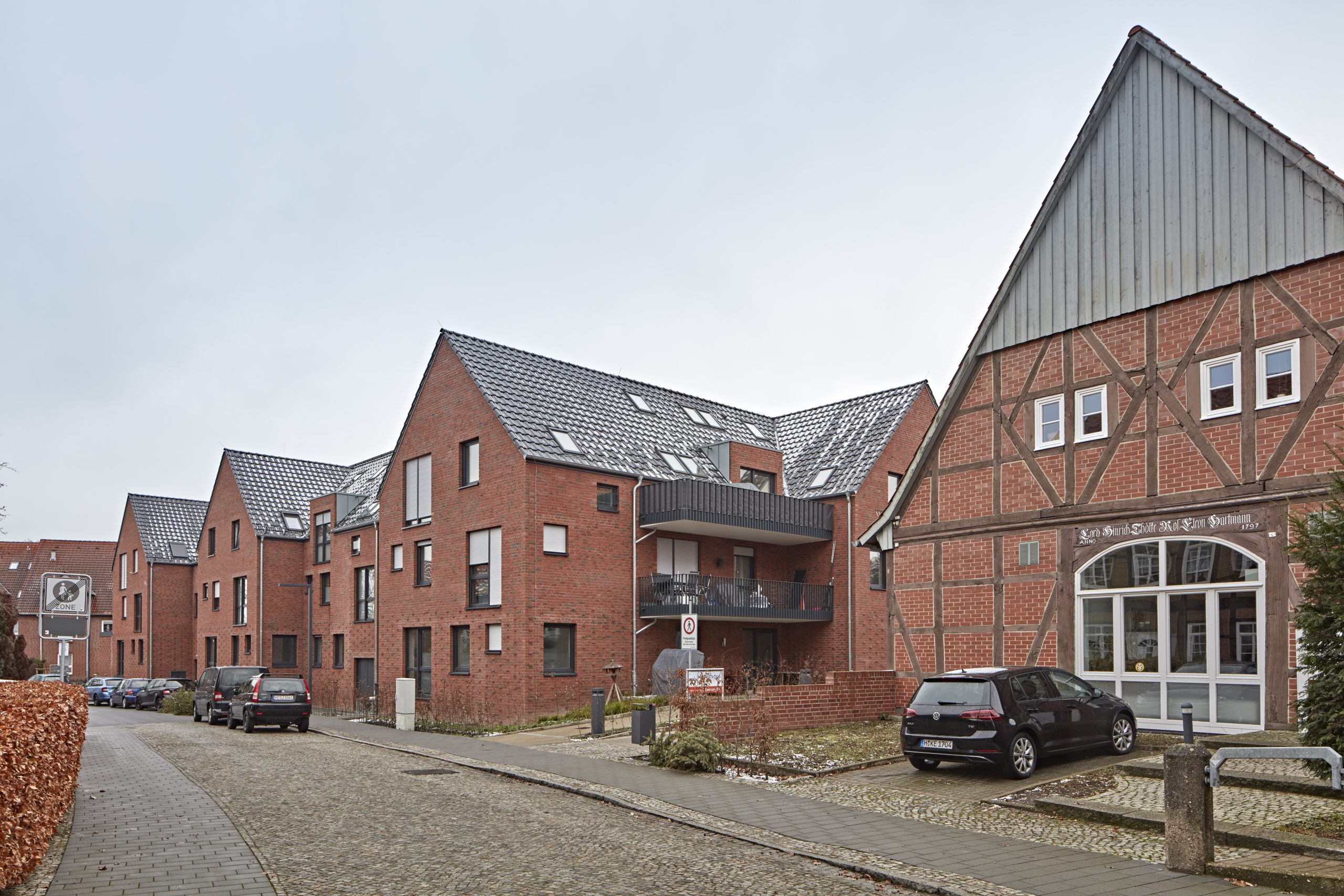 2. Nordwestansicht mit traditionellem Gehöft