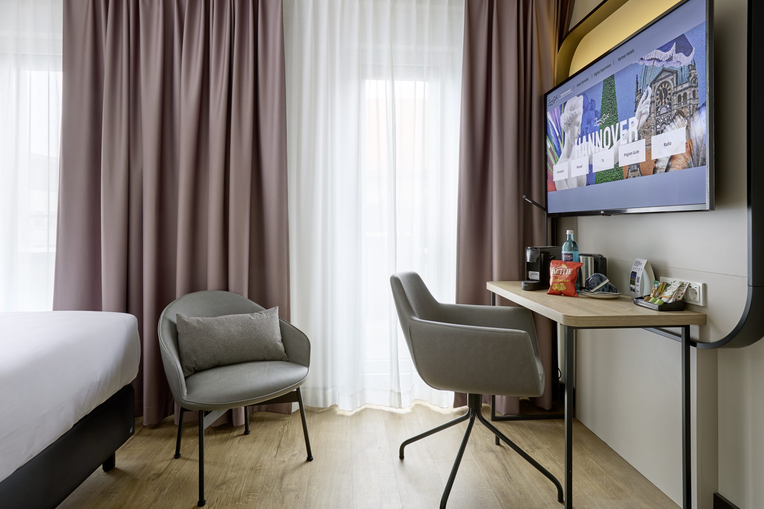 2024-07_JuneSix-Hannover_Zi406_M2_CasualBalkon