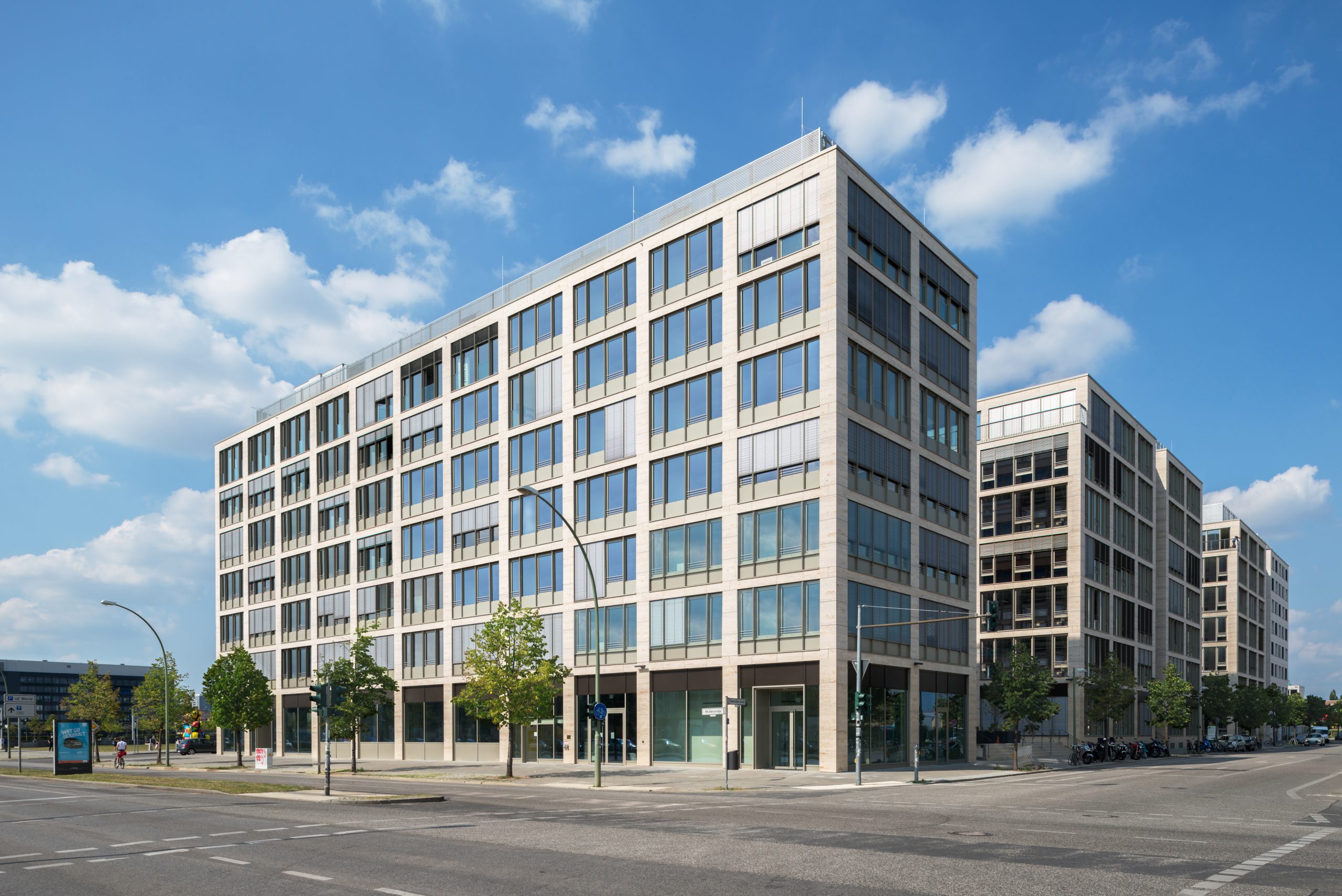 Deutschland, DEU, 08.08.2014, Berlin, Office Campus an der O2 World - ein Projekt der STRAUSS & CO. Development GmbH; [©(c)Linus Lintner Fotografie, www.linus-lintner.de, Tel. +49 30 264 15 71, mail@linus-lintner.de; Veroeffentlichung nur gegen Honorar, Urhebervermerk und Beleg / permission required for reproduction, mention of copyright, complimentary copy; Bankverbindung / bank account and sorting code: Commerzbank AG Berlin, Kto 35 85 08 600, BLZ 100 800 00; IBAN: DE 16 100 800 00 035 85 08 600, BIC: DRES DE FF, U.St.ID / V.A.T.: DE 155 512 142]