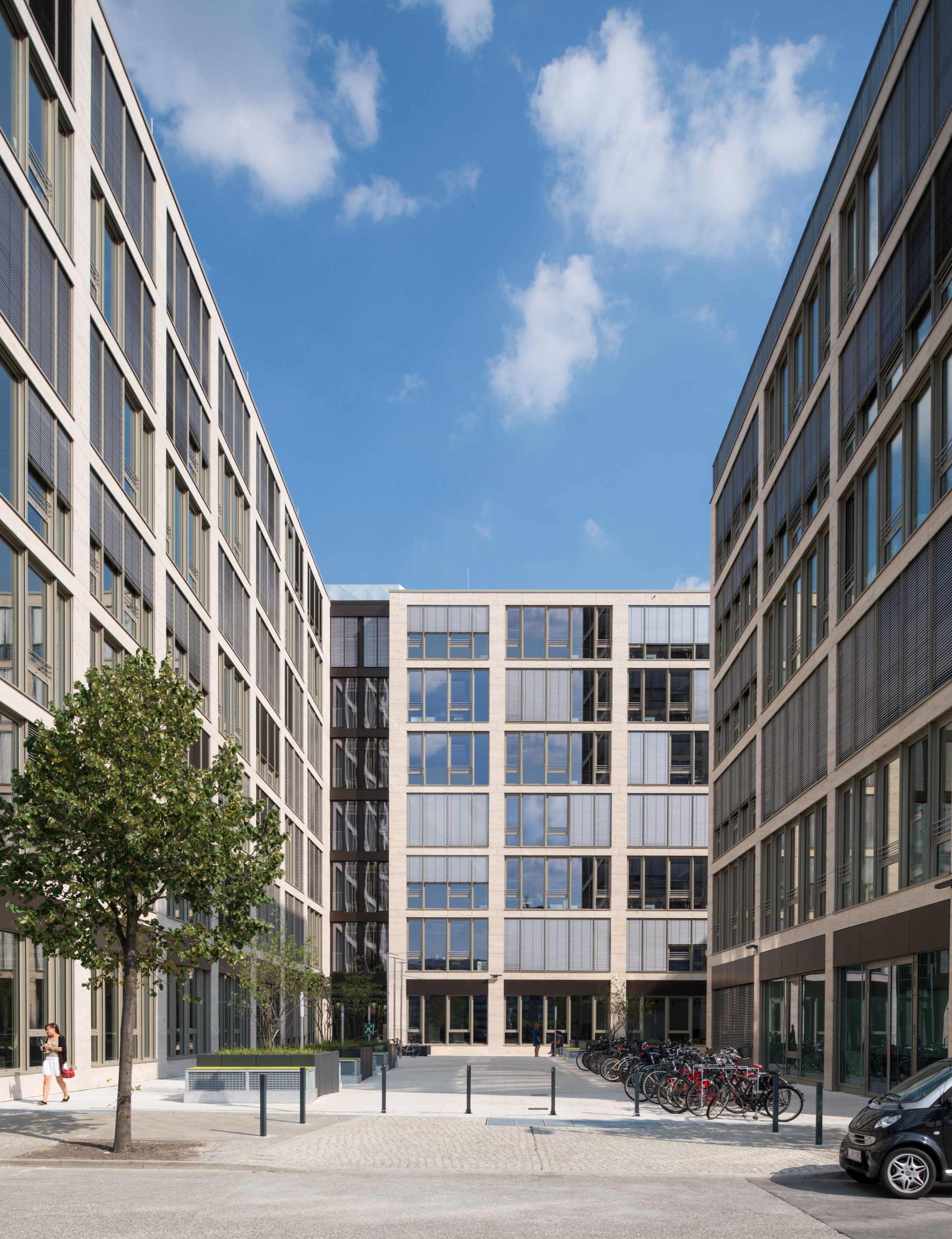 Deutschland, DEU, 08.08.2014, Berlin, Office Campus an der O2 World - ein Projekt der STRAUSS & CO. Development GmbH; [©(c)Linus Lintner Fotografie, www.linus-lintner.de, Tel. +49 30 264 15 71, mail@linus-lintner.de; Veroeffentlichung nur gegen Honorar, Urhebervermerk und Beleg / permission required for reproduction, mention of copyright, complimentary copy; Bankverbindung / bank account and sorting code: Commerzbank AG Berlin, Kto 35 85 08 600, BLZ 100 800 00; IBAN: DE 16 100 800 00 035 85 08 600, BIC: DRES DE FF, U.St.ID / V.A.T.: DE 155 512 142]